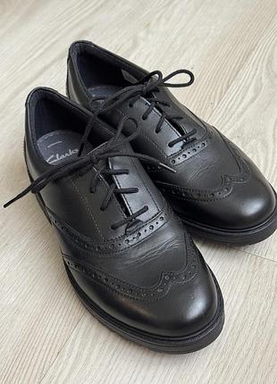 Шкіряне взуття. оксфорди clarks, натуральна шкіра, чорний колір