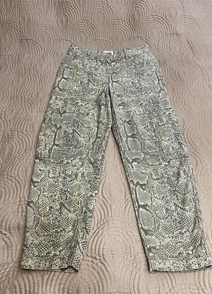 Next дуже модні у цьому сезоні брюки з принтом змії,в новому стані ,цікавий фасон схожий на карго,мають зручні кішені