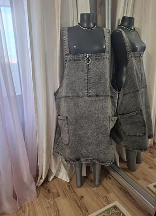 Джинсовый с карманами и молнией спереди комбинезон большого размера