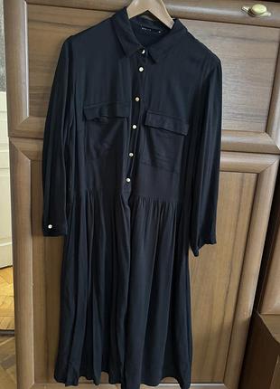 Чорне плаття на ґудзиках