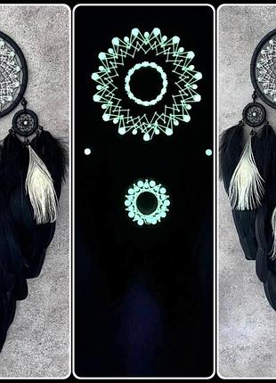 Ловец снов в черном цвете светится в темноте.