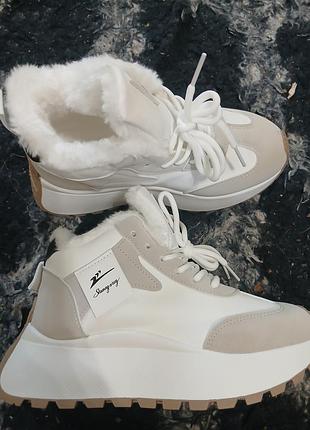 Нові зимові кросівки