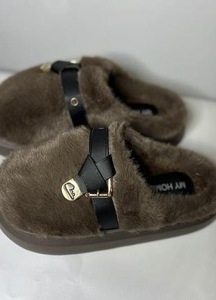 Жіночі хутряні капці модель 2025