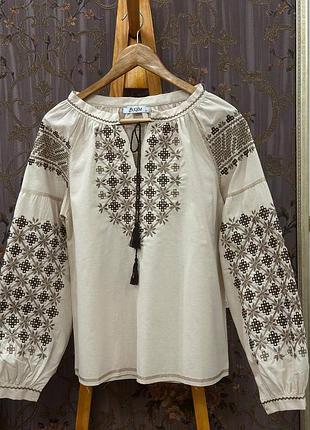 Вышиванка с орнаментом беж