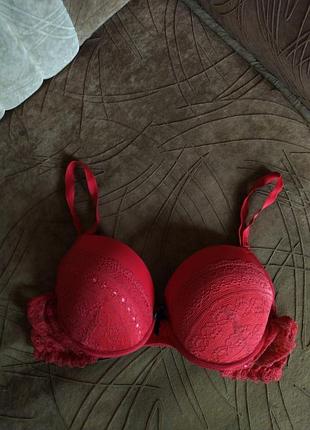 Красный бюстгальтер