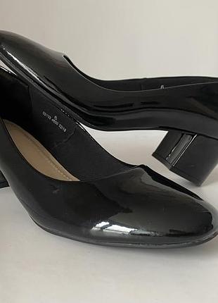 Чорні лаковані туфлі-човники m&s collection на зручних підборах, верх - натуральна шкіра, розмір 6 (39), туфли-лодочки