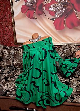 Зелена сукня в чорні розводики.