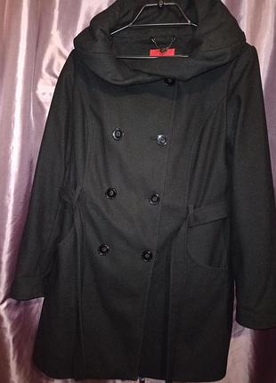 Короткое пальто с капюшоном