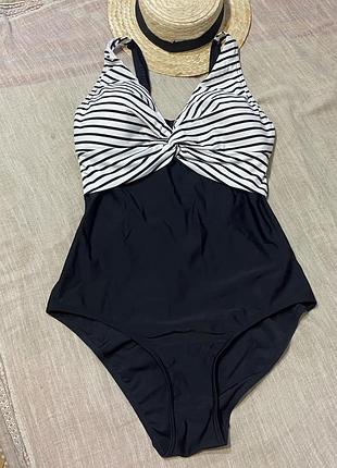 Крутий суцільнй купальник (німеччина