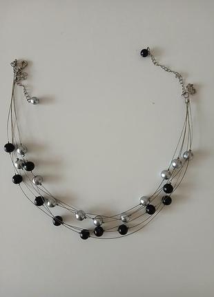 Кольє (намисто) зі штучних перлин.