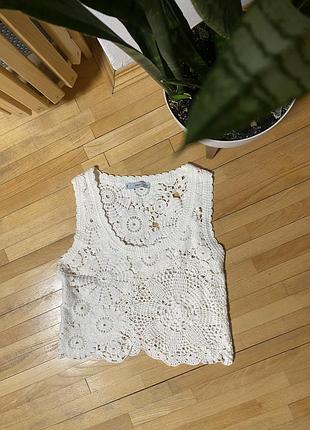 Ажурний в’язаний топ mango в молочному кольорі з квітковими мотивами — ніжний і стильний для літа.