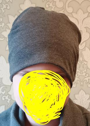 Тоненька, легенька шапка.