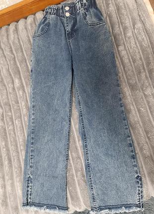 Класні джинси на дівчинку синього кольору, довжина 81см, крок 58см, бедра 39. пояс у вільному стані 23 см на резинці, тягнеться до 41 см.