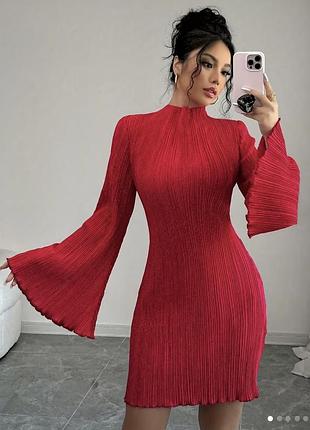 Елегантна червона облягаюча сукня з розширеними рукавами