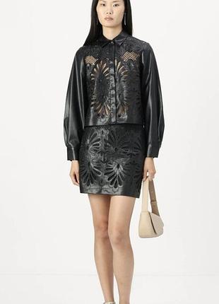 Роскошная юбка с перфорацией и вышивкой из искусственной кожи.