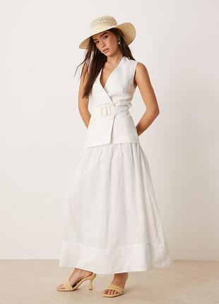 Біла лляна сукня максі з регульованим поясом на талії від mango