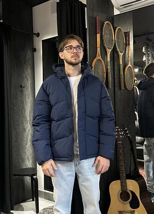 Jack&jones куртка з матового, синього нейлону. щільний матеріал зверху.