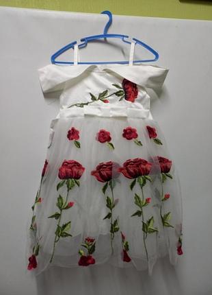 Нарядное пышное платье на девочку4-5роков