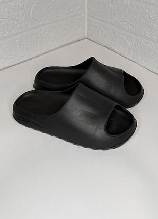 Чорні сланці adidas yeezy slide "onyx"