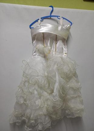 Белое нарядное пышное платье для девочки