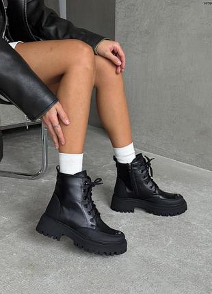 Шкіряні черевики з трендовою фуреітурою