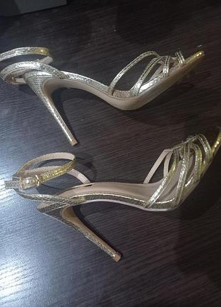 Шикарные золотистые босоножки primark с текстурой под змеиную кожу, 39 размер.