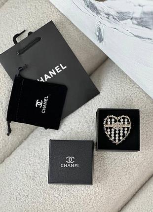 Брошь белая золото форма сердце с жемчужинами