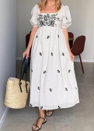 Платье миди в клетку с вышитыми цветочками