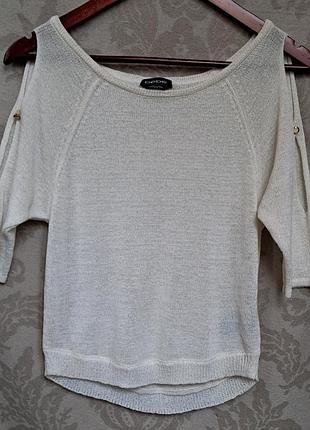 Вязаный свитер bebe с открытыми плечами.