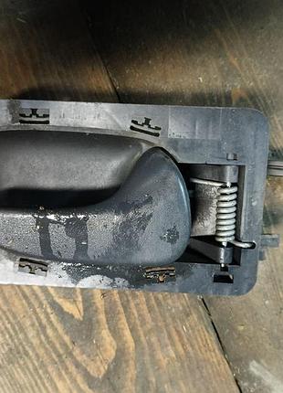 Ручка дверей передня права внутрішня renault laguna 1 7700823285