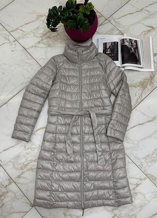 Жіночий стьобаний довгий бежевий пуховик з поясом