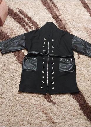 Стильний жіночий калдиган з шкіряними рукавами та стильним оздобленням по бокам є розпорки