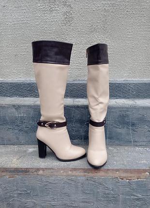 Эффектные высокие женские демисезонные сапоги сапоги бежевого цвета с коричневыми вставками