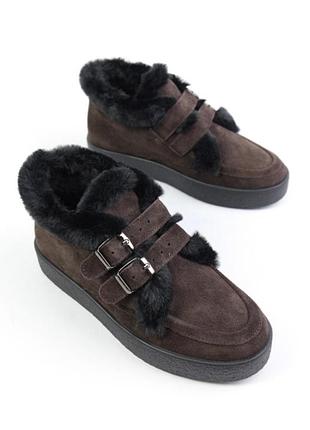 Коричневі замшеві зимові жіночі черевики на платформі застібка ремінець