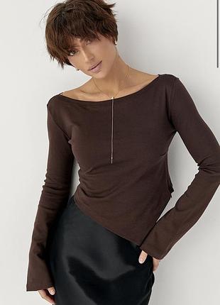 Трикотажна блуза з асиметричним низом