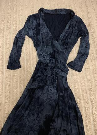 Сукня приталена