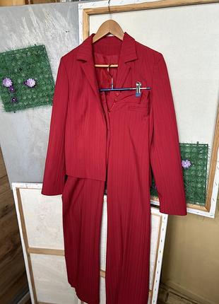 Червоний класичний костюм розмір s