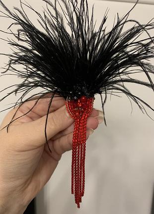 Брошка з пірʼям ручної роботи