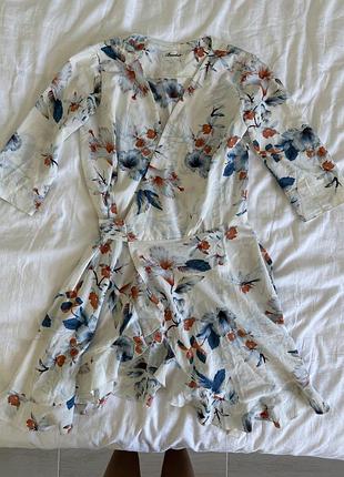 Плаття з дуже мʼякої тканини з четвертними рукавами