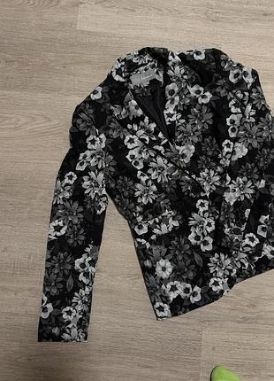Піджак приталений у квітковий принт