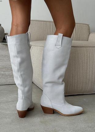 Чоботи казаки замшеві  бежеві , з гострим носком без підбора