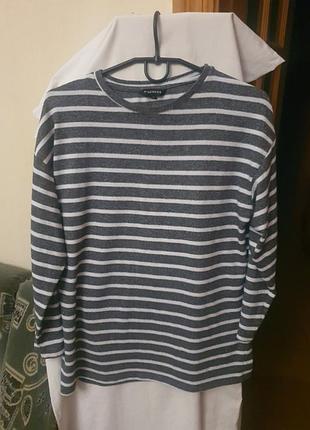 Блуза трикотажная натуральная мягкая серо- белые полоски 68см длина, 53см полуобъем груди, приспущенные плечи, классическая модель, практичная