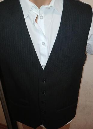 Жилет мужской, фирменный, классический костюмный.