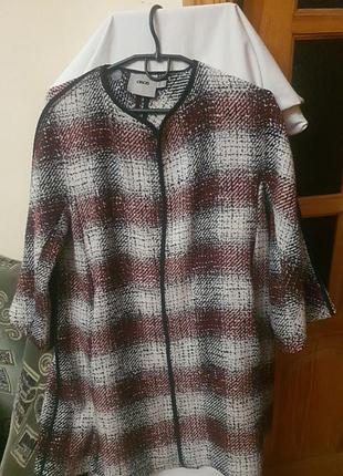 Пальто легкое, курточка, накидка женская бело-черно- красных цветах, великолепного срстава и качества, 86см длина,28см ширина полочки,без застёжки