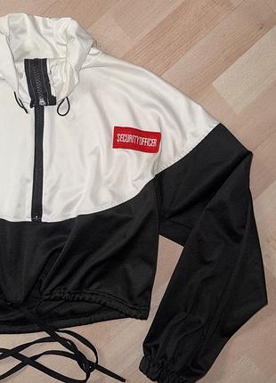 Кофта жіноча чорно-біла укорочена.