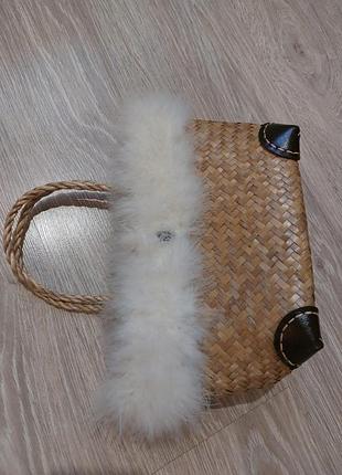 Соломенная сумка -корзина украшена перьями 76