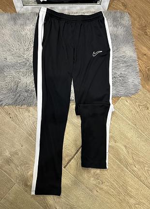 Черные спортивные штаны nike