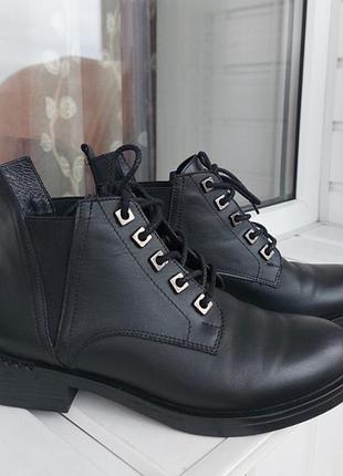 Черные женские ботинки. 37 р. натуральная кожа, на шнуровках, на низком кольца. стильные, легкие, осень/весна, на байке.идеальное состояние.