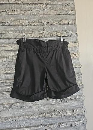 Чорні шорти з кишенями.