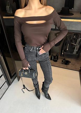 Лонгслив с вырезом